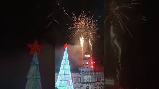 Fuegos artificiales y campanadas en la Puerta del Sol Madrid New Years Eve from Puerta del Sol [upl. by Ahsakat]