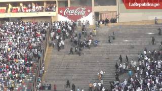 Hinchas de Alianza Lima se enfrentaron en tribuna sur antes del clásico [upl. by Inamik]