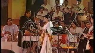 Lata Mangeshkar  Aye Mere Watan Ke Logo Live Performance [upl. by Ainak]